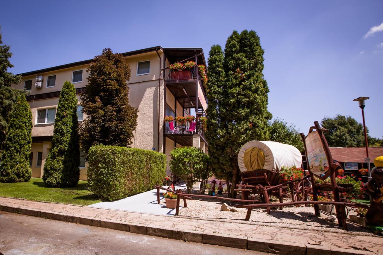 Penzion Adriana Patince Exterior photo